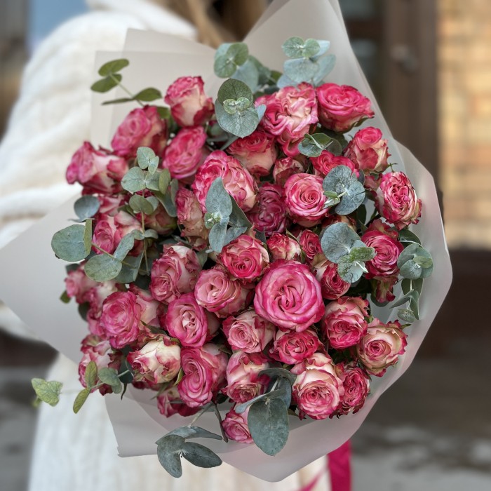 11 кустовых пионовидных роз Сансет мэджик 60 см с эвкалиптом